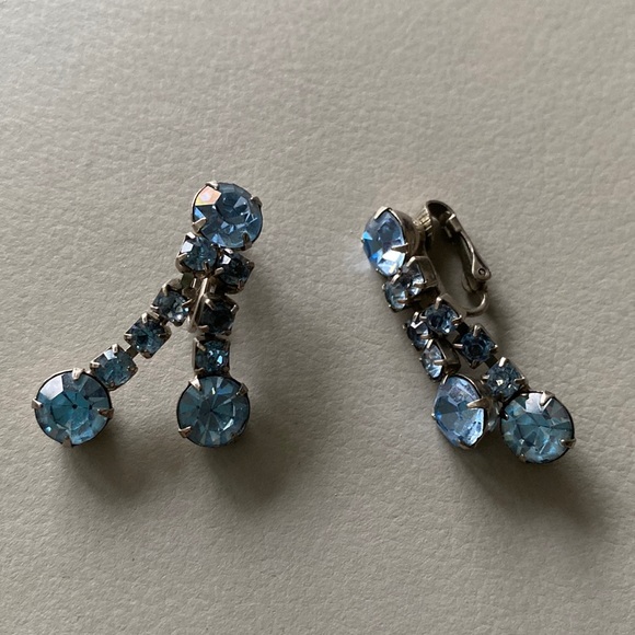 Vintage beautiful clip dangle rhinestone earrings